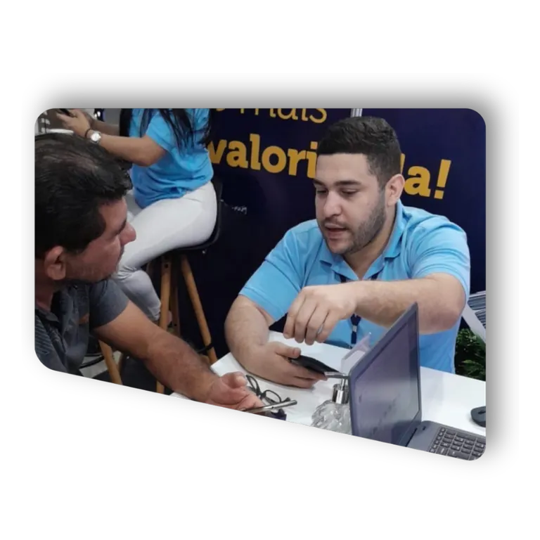 Lucas Pacifico explicando estratégia a um cliente, com laptop na mesa